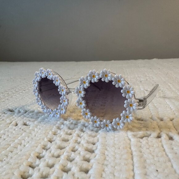 Ardene Heart and Daisy Sunglasses - Gradient Green and Purple - Picture 4 of 6